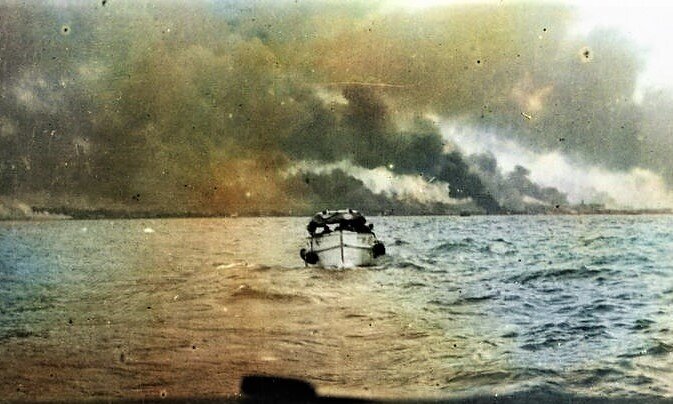 Один из последних катеров покидает горящий Сингапур.