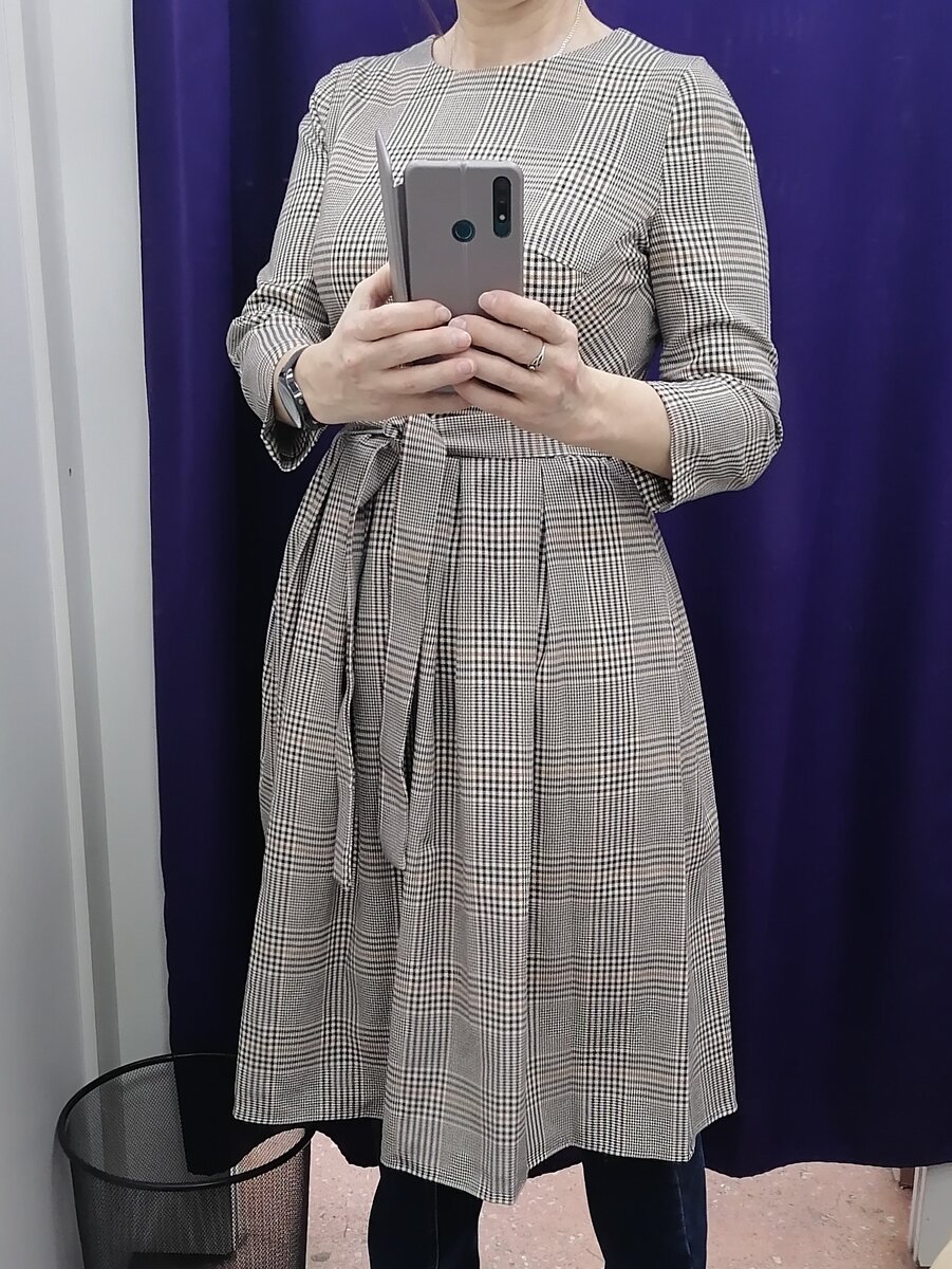 Это платье было первым. В свой 48 размер я едва влезла и цвет мне показался не очень. Этой весной хочется более ярких красок