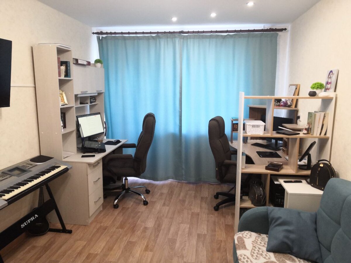 Вот так сейчас выглядят наши рабочие места, работаем спиной к спине, организовав полтора года назад домашний мини-офис