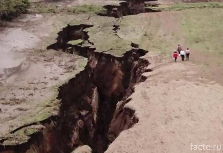 Кения. В образовавшуюся пропасть ушла вся вода, которая оставалась в регионе после наводнения