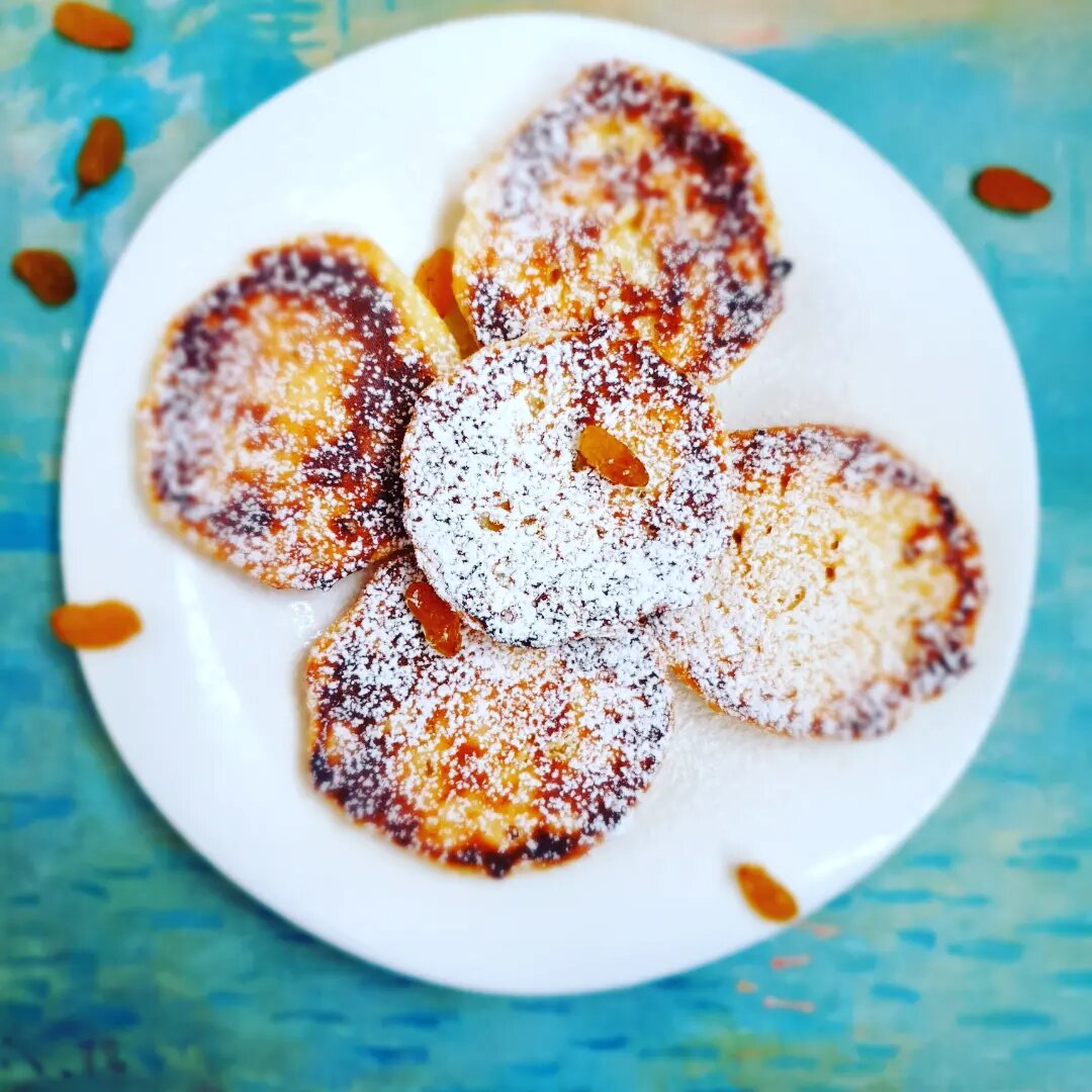 Сегодня воскресенье, поэтому можно побаловать себя чем-нибудь вкусненьким и необычным. Предлагаю приготовить такие замечательные сырники с использованием кукурузной муки - отличный безглютеновый вариант😊