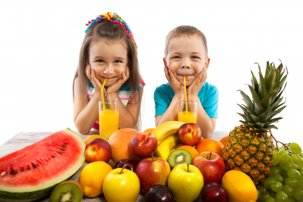 Фрукты для детей. Овощи и фрукты для детей. Ребенок ест фрукты. Здоровое питание для детей.