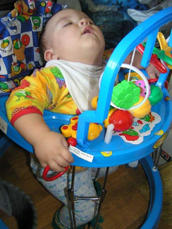 Ходунки для трехмесячного ребенка. Ходунки для детей 10 месяцев. Со скольки месяцев можно ставить в ходунки. Ходунки детские стоячие для малышей. Ходунки.