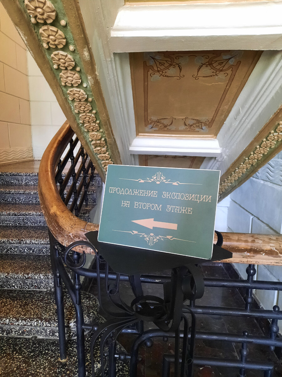 Ахать начали уже на лестнице