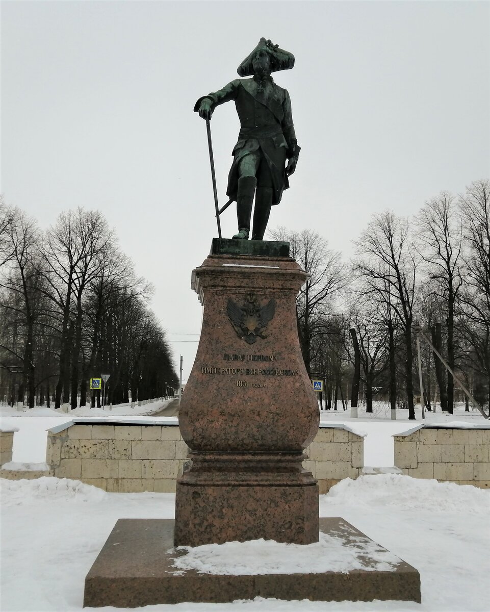 Памятник Павлу I перед фасадом Гатчинского дворца