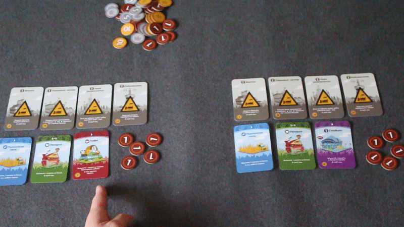 "Левый игрок выкидывает 1. Благодаря этому активируется "Пшеничное поле", которое приносит доход правому игроку. После деньги получит и левый игрок."