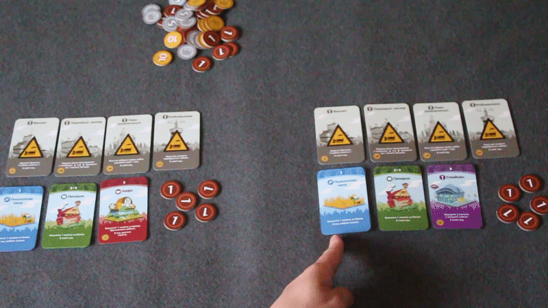 "Правый игрок выкидывает 3. Срабатывает эффект "Кафе" и левый игрок получает прибыль из запасов оппонента."