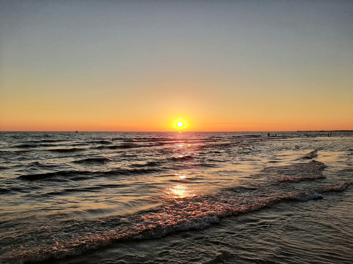На море