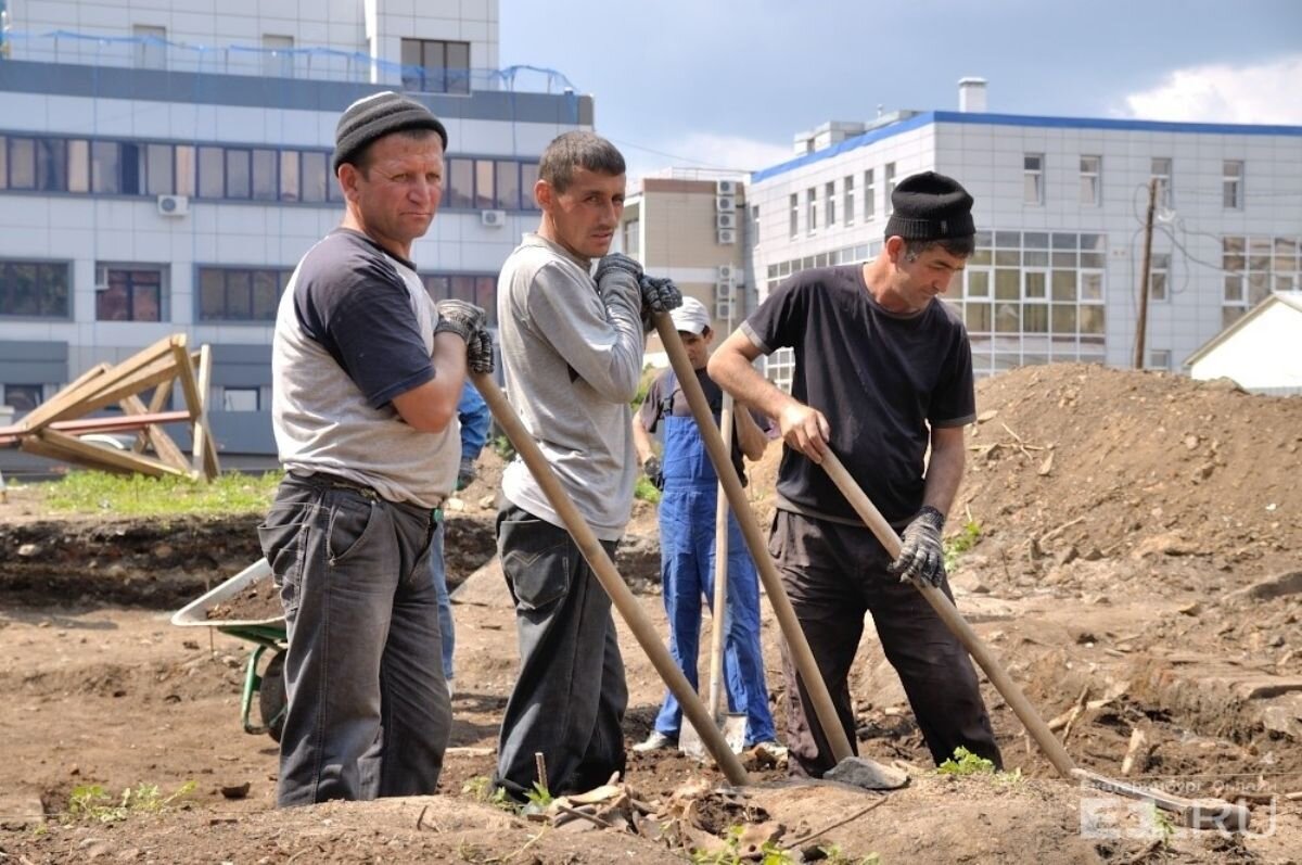 Помощь рабочим. Таджики на стройке. Строители мигранты. Гастарбайтеры на стройке. Узбек Строитель.