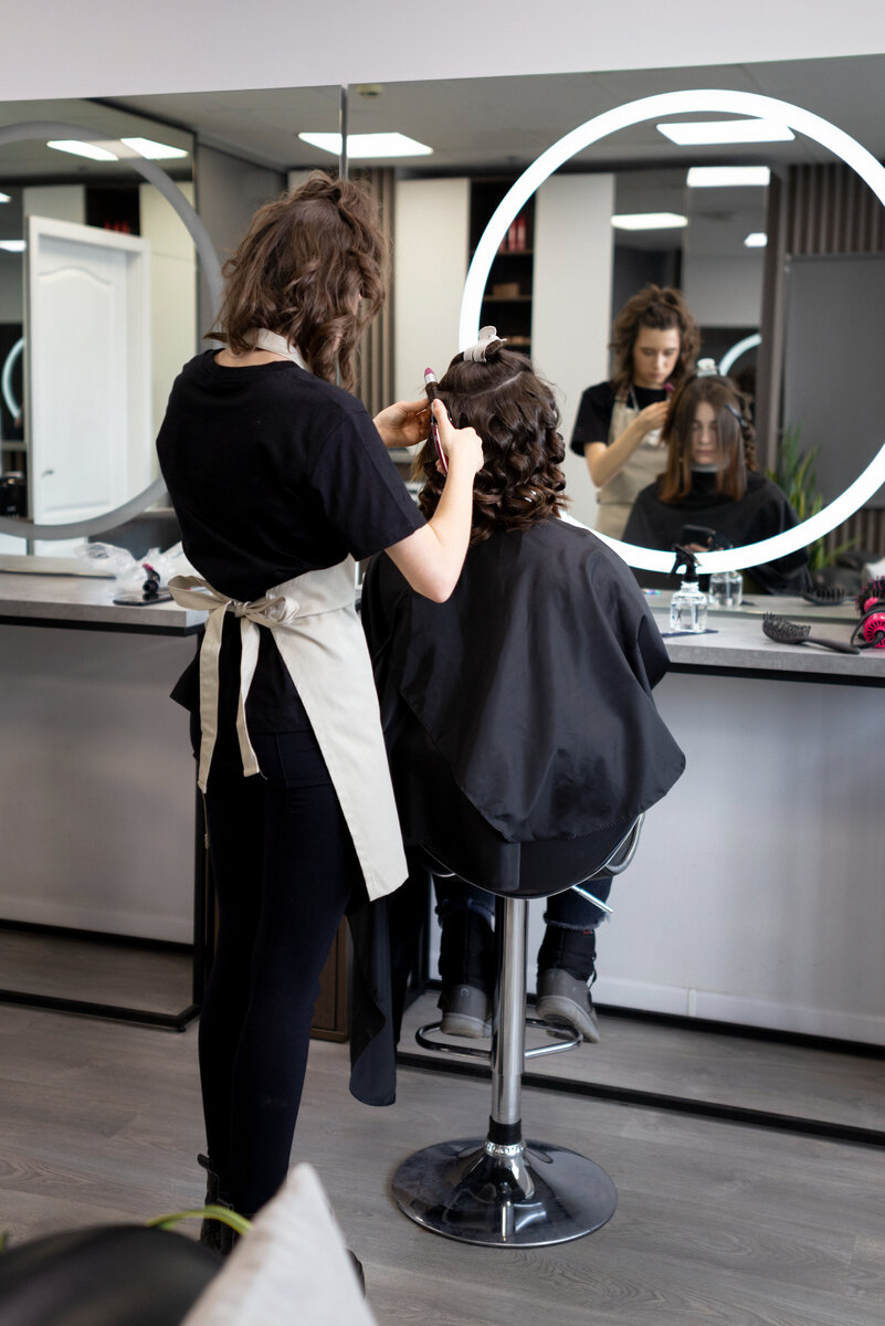 Изображение от <a href="https://ru.freepik.com/free-photo/hairdresser-taking-care-of-her-client_23670277.htm#page=3&query=%D1%81%D0%B0%D0%BB%D0%BE%D0%BD-%D0%BA%D1%80%D0%B0%D1%81%D0%BE%D1%82%D1%8B&position=23&from_view=search&track=sph">Freepik</a>