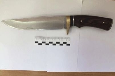 ⚡️Житель Вершины Теи всадил нож в сердце сожителя бывшей жены. 
 
По версии следствия, 29-летний подозреваемый 18 мая пришел к дому экс-супруги, где она жила с другим мужчиной. 

Злоумышленник считал, что новый муж мешает ему общаться с детьми. Когда потерпевший появился на улице, подозреваемый нанес ему удар ножом в грудь.

Мужчина скончался на месте. 
 
Убийца задержан.