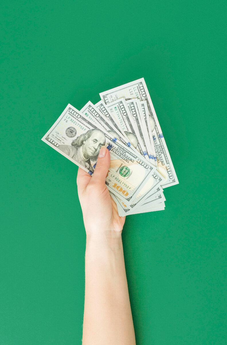 Изображение от <a href="https://ru.freepik.com/free-photo/tpo-view-of-economy-concept_8356779.htm#query=%D0%B4%D0%B5%D0%BD%D1%8C%D0%B3%D0%B8%20%D0%B2%20%D1%80%D1%83%D0%BA%D0%B0%D1%85&position=0&from_view=search&track=ais">Freepik</a>