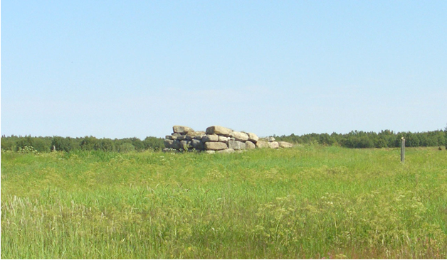 Рисунок 2. Остров Большая Муксалма. Каменная часть огромного взвоза – всё, что осталось от старинной деревянной постройки. Фото автора.