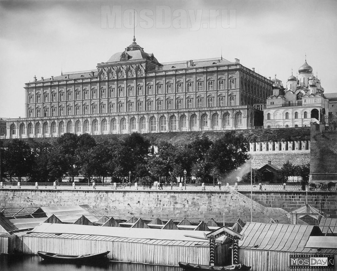 Большой Кремлевский дворец и Благовещенский собор, фотография из альбома Николая Найденова (mosday.ru)