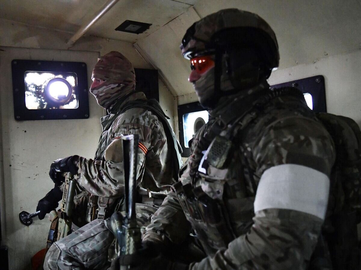    Бойцы Центра специального назначения ФСБ в бронетранспортере БТР-80 перед пересечением границы с Украиной© РИА Новости / Виктор Антонюк