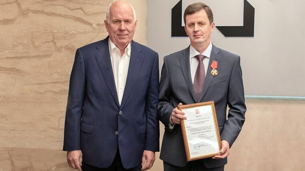     Указом Президента РФ Владимира Путина начальник конструкторского бюро снайперского оружия АО «Концерн «Калашников» Андрей Чукавин награжден орденом Александра Невского. за большой вклад в укрепление обороноспособности страны, создание и разработку новых образцов вооружения.