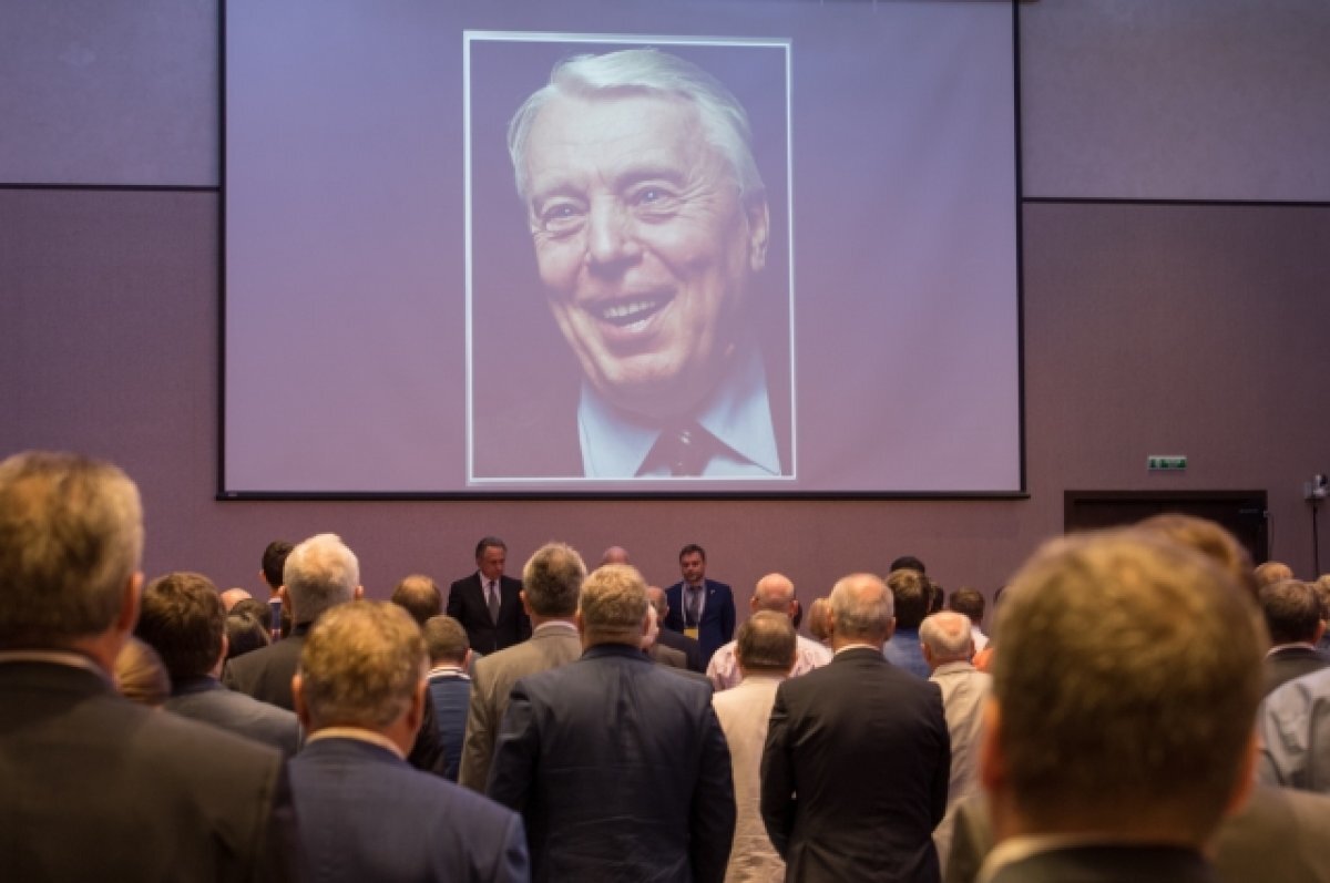    Участники внеочередной конференции Российского футбольного союза в Санкт-Петербурге во время минуты молчания в память о спортивном комментаторе Владимире Перетурине. 2017 г.