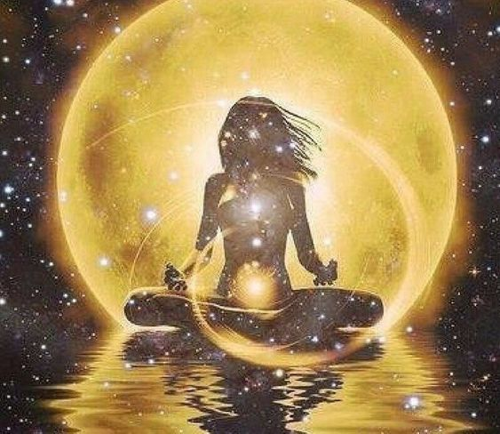 Полнолуние может зарядить мощной энергией, главное опираться на свой внутренний отклик.