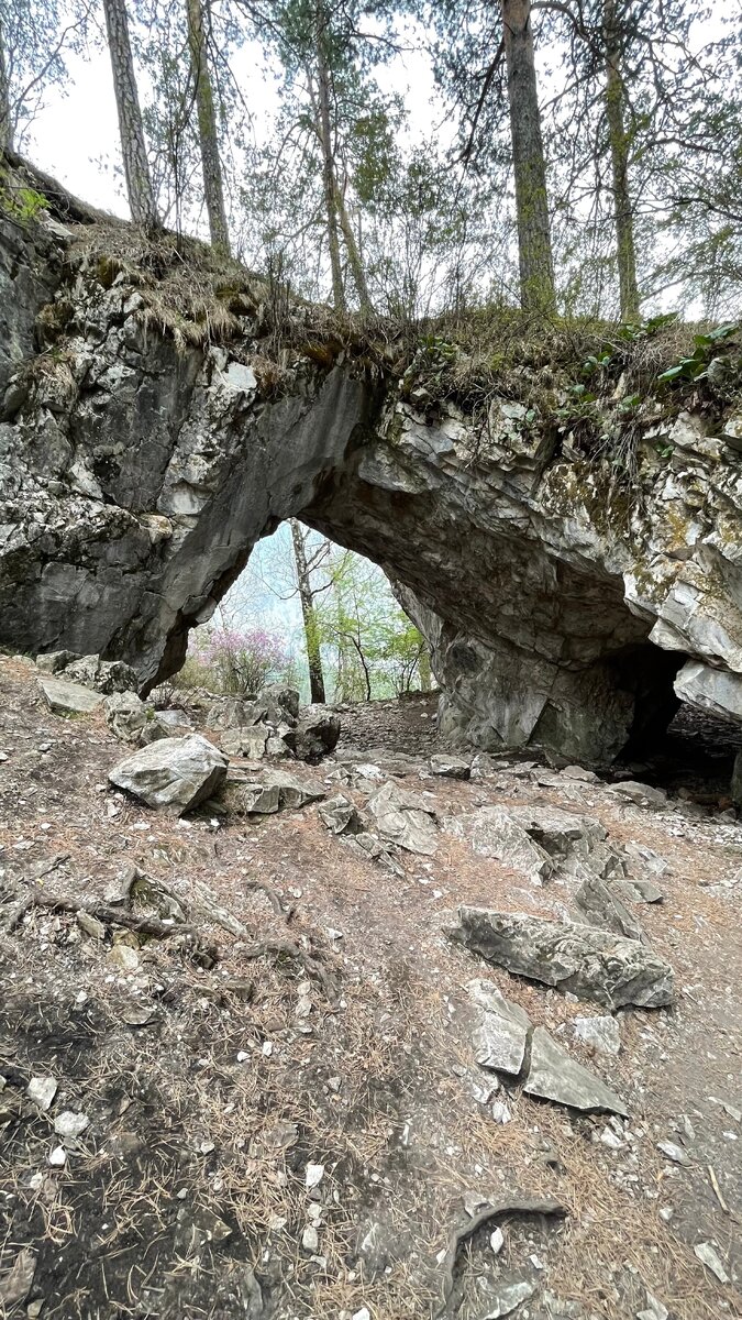 Арка на скале. Тавдинские пещеры