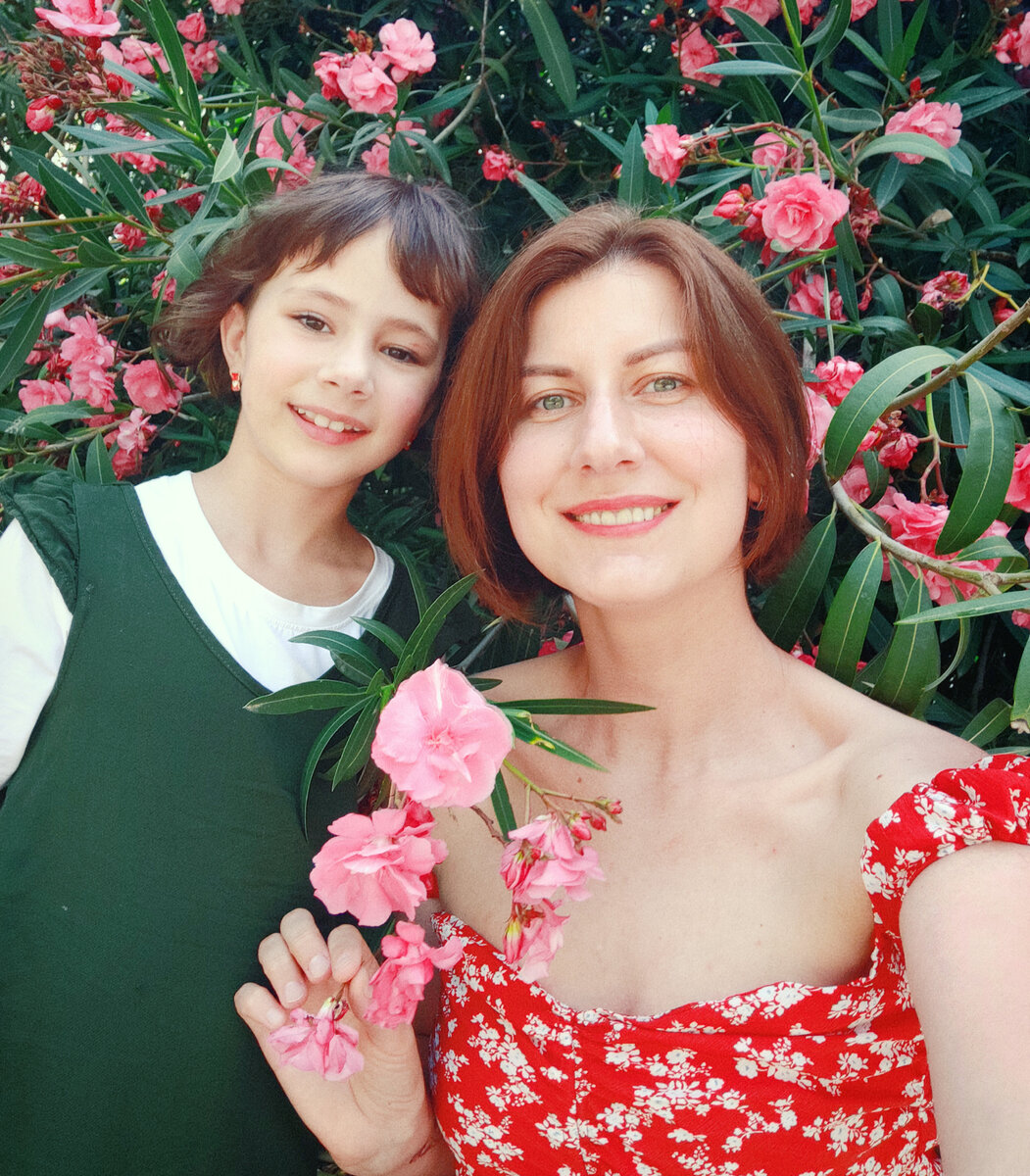 На дочке зелёное платье, расскажу о нём ниже 