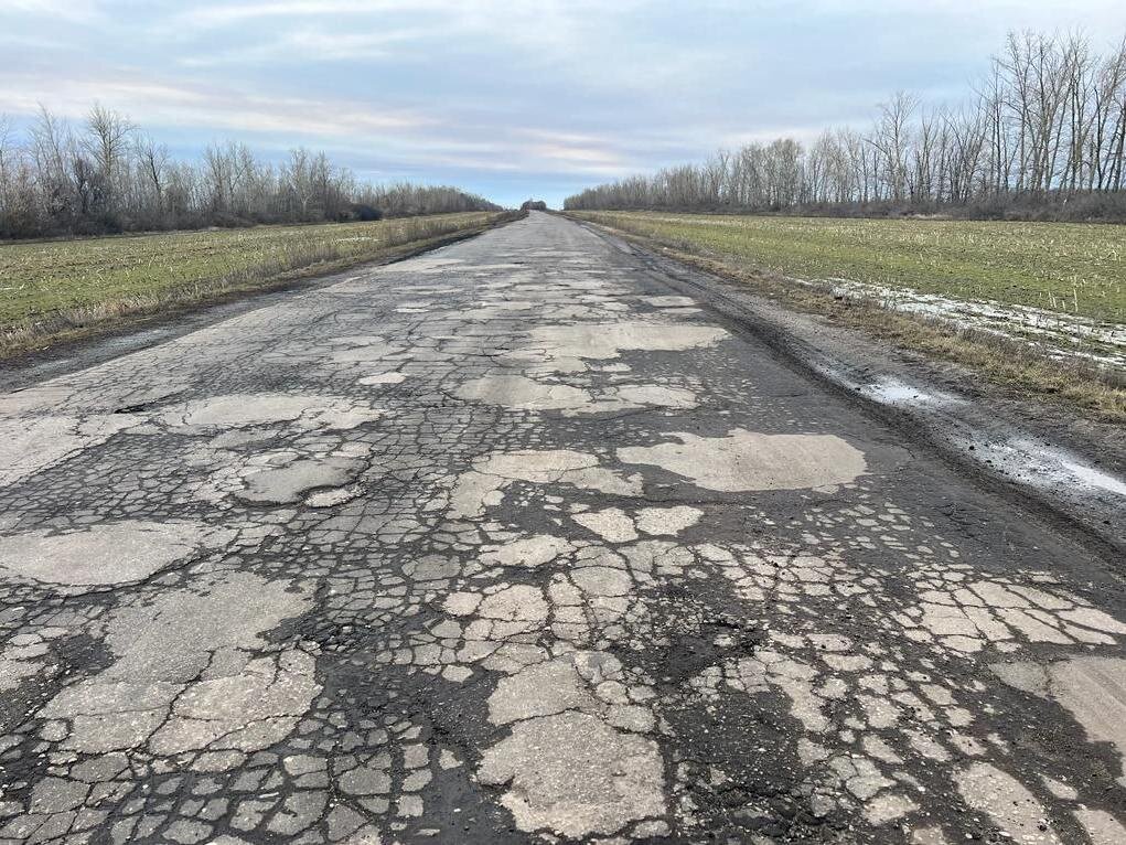 На дороге видны выбоины и просадки