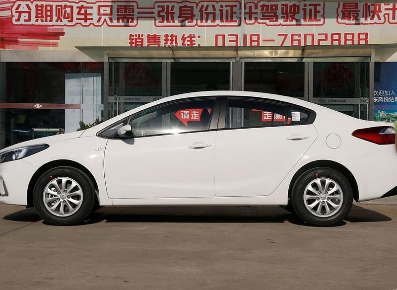     Профиль KIA K3 весьма динамичен благодаря покатым линиям капота, крыши и багажника