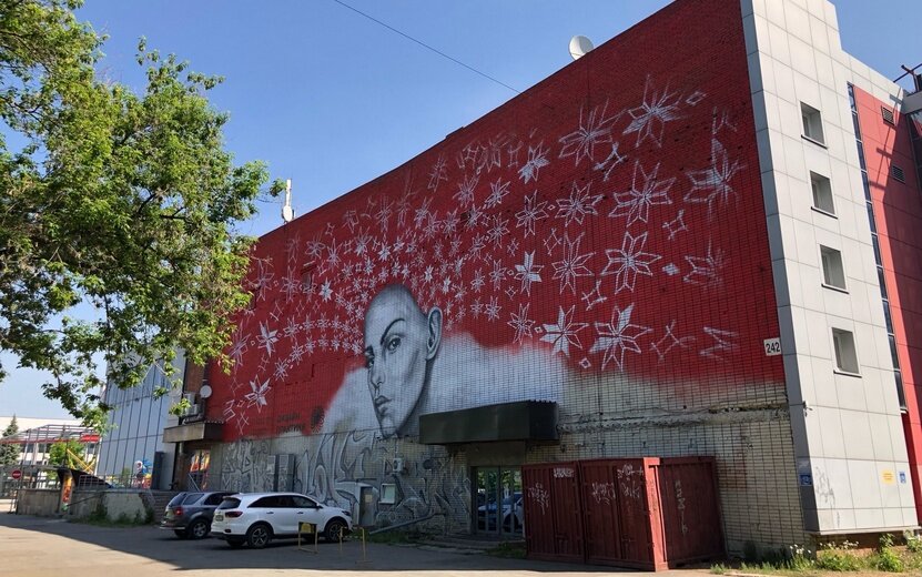    Эскиз родился в салоне красоты: на стене киноцентра в Ижевске появилось 15-метровое изображение девушки