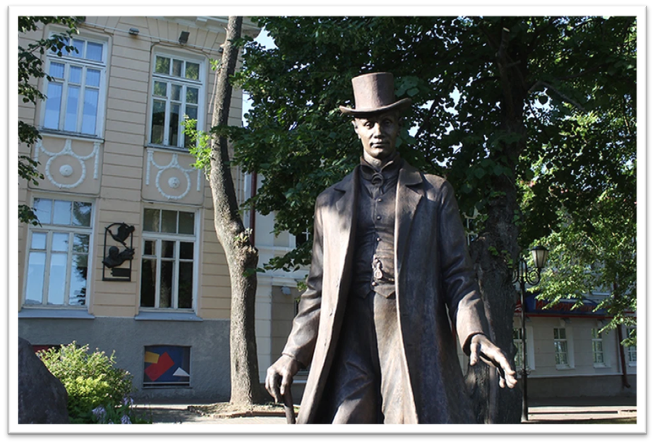 В Витебске установлен памятник в натуральный рост самому высокому человеку в мире - его рост был 283 см.