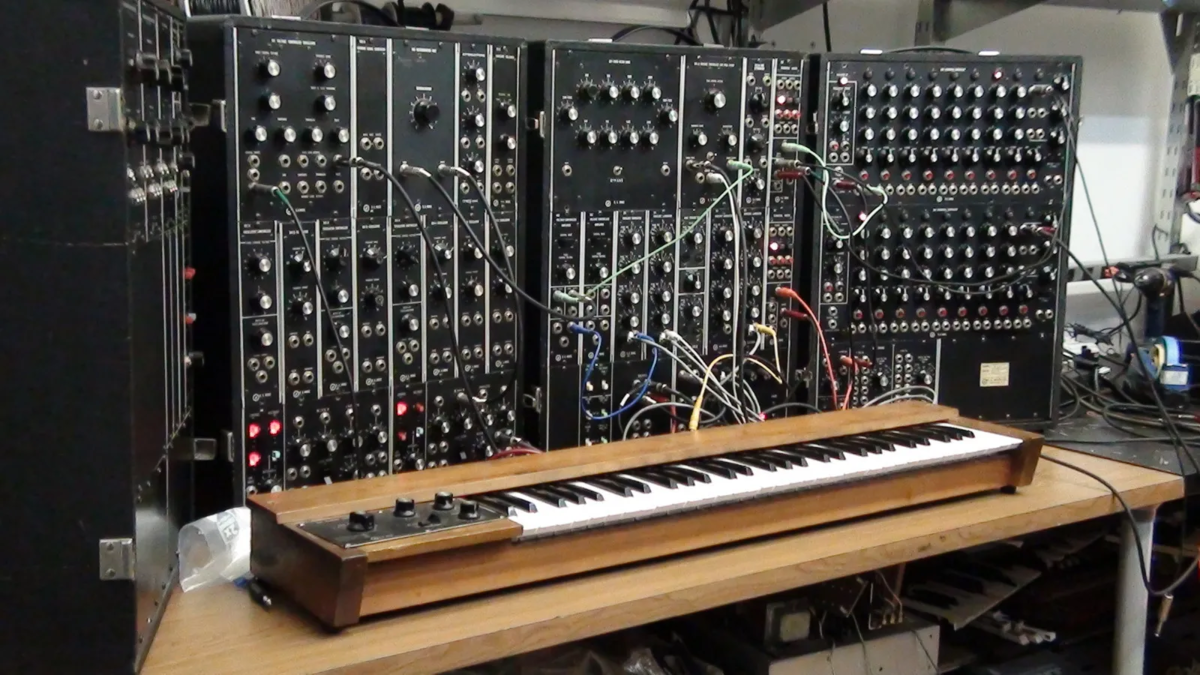 Moog Modular, на современный рабочий стол поместился бы вряд ли, да и в студии 20 метров в Москве, тоже не уверен.