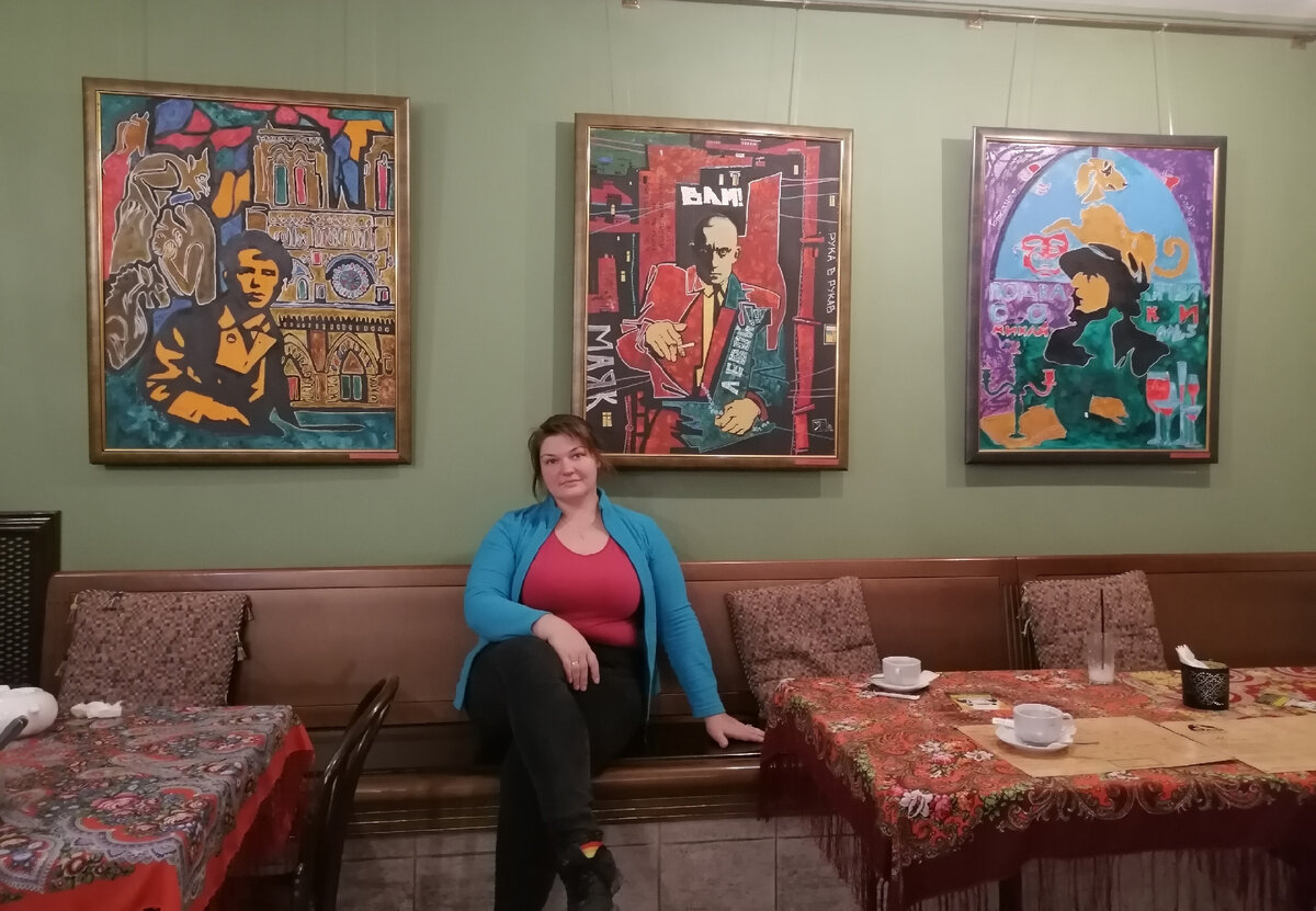 Транслирую атмосферу творчества из "Бродячей собаки".)) 