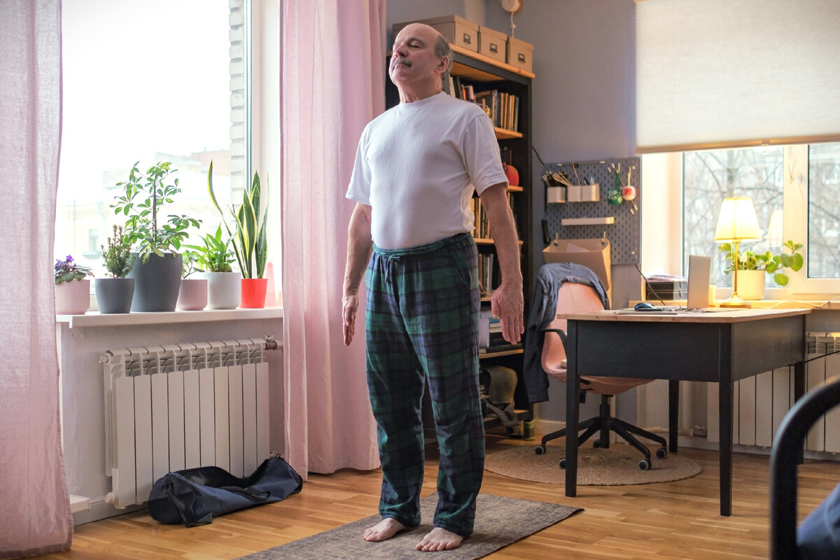 Поза горы помогает настраиваться на день