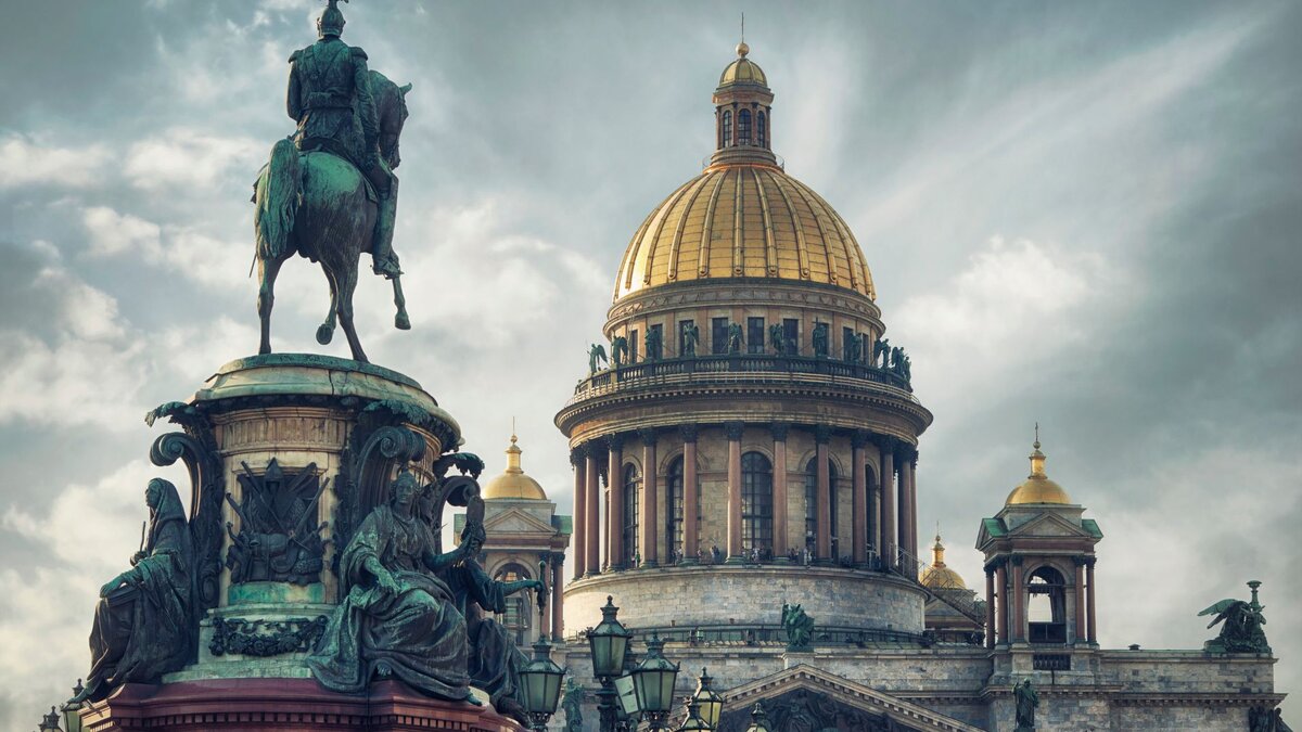 Санкт-Петербург традиционно является крупным туристическим центром. Сюда приезжают и прилетают миллионы человек, чтобы насладиться красотой, историей, культурой северной столицы.