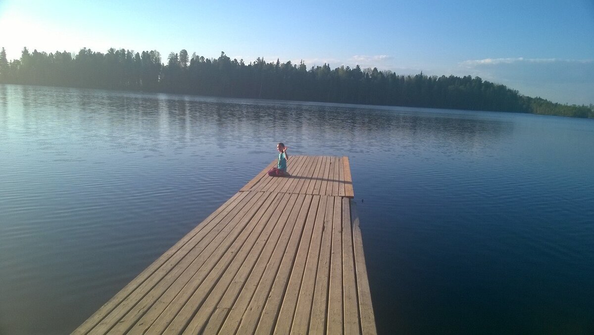Лаура перед отпуском далёкого 2016 года... Наше северное озеро и тайга вокруг...