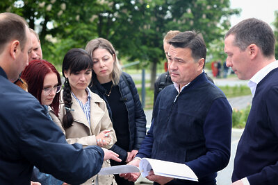    Губернатор Подмосковья Андрей Воробьев обсудил с жителями планы по благоустройству Ступино © Антон Чернов, «Подмосковье Сегодня»