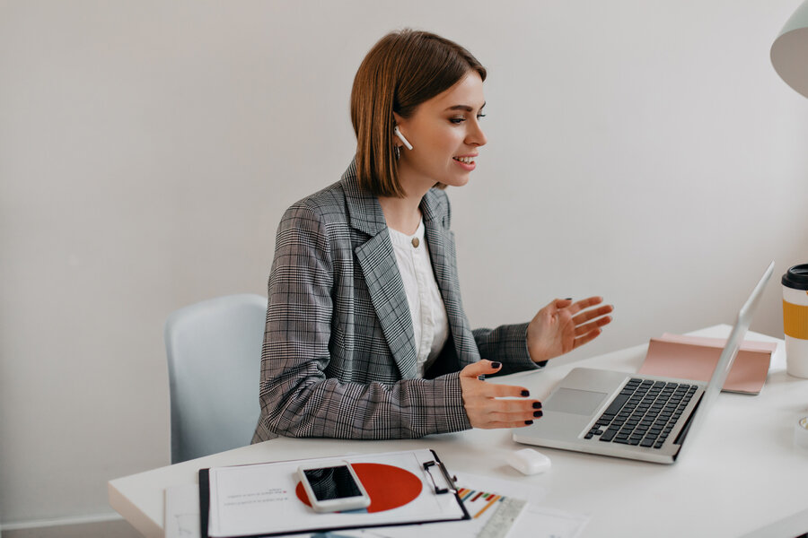 Да, я из банка, точно вам говорю, как вы можете мне не верить, у меня такой солидный костюм!