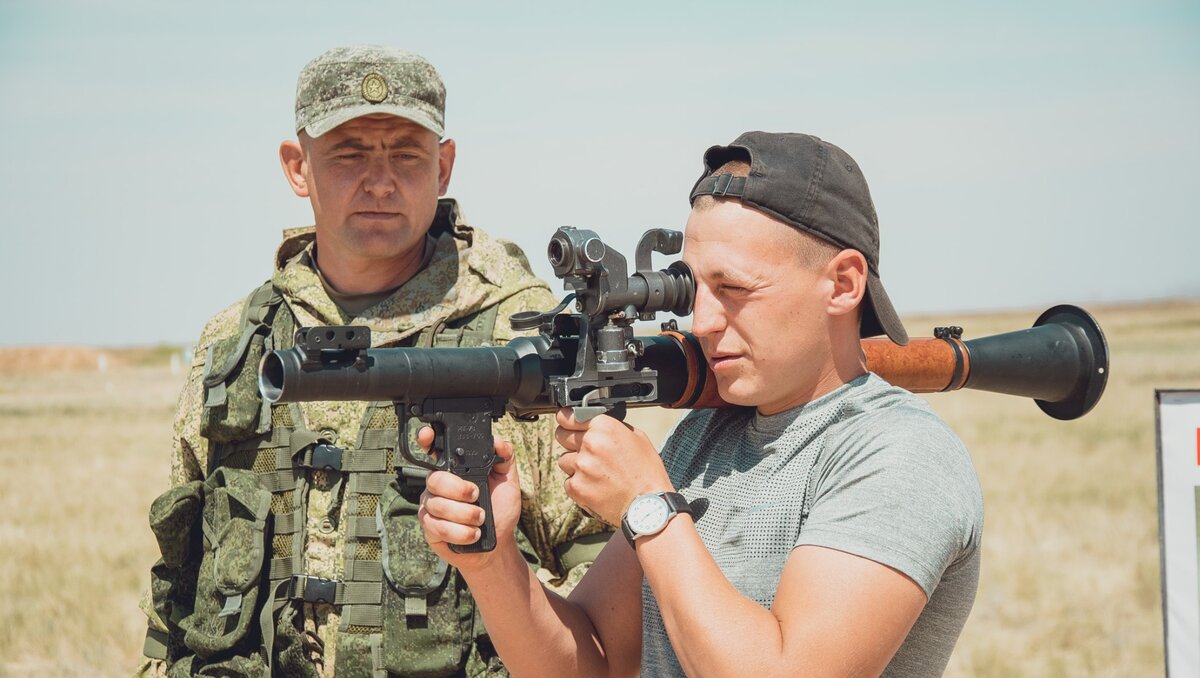     Волгоградцев приглашают вступить в мобилизационный резерв. Это касается пребывающих в запасе. Особенностью этого контракта является возможность сочетать основную работу с военными занятиями и сборами. На время военных сборов государство компенсирует предприятиям среднюю зарплату резервистов.