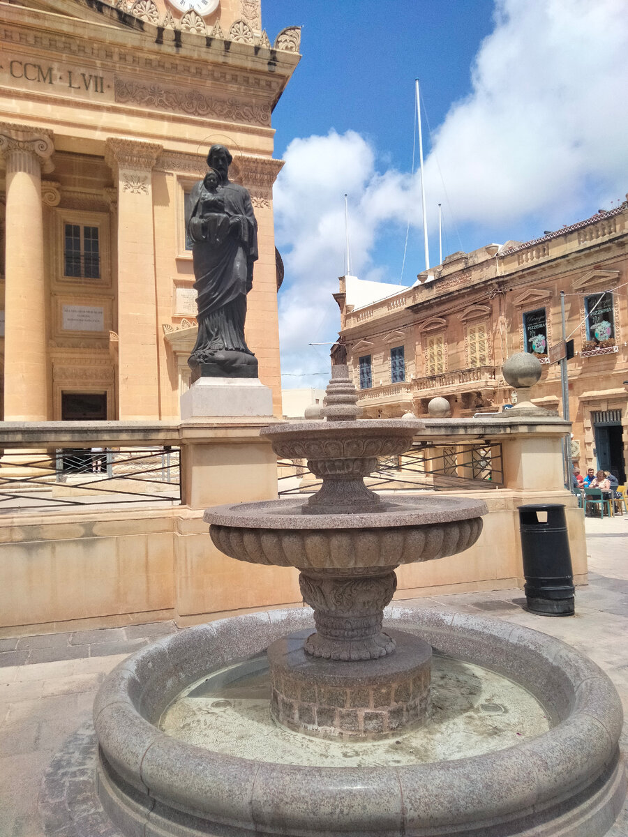 Здесь видно и собор слева и здание справа в подтверждение слов о том, что здания почти все построены из песчаника