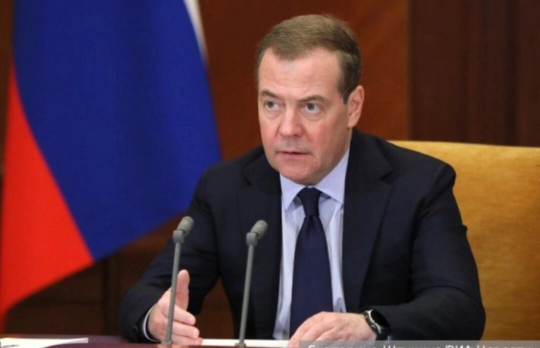 Европа сошла с ума. США в целом действуют в створе своих прагматических интересов. Сами не воюют, а зарабатывают бабки. Пытаются изничтожить многовекового врага. Что касается Европы, для меня это удивительная история. Они постоянно подогревают и накаляют своими решениями обстановку. В этой ситуации и самолеты киевскому режиму вполне дадут. Более того, может и ядерное оружие дадут. Но тогда это будет означать, что будет прилет к ним ракеты с ядерным зарядом. Есть необратимые законы войны. Если дойдет до ядерного оружия, нужно будет наносить превентивный удар. Англосаксы до конца этого не осознают и считают, что до этого не дойдет. Дойдет, при определённых условиях.