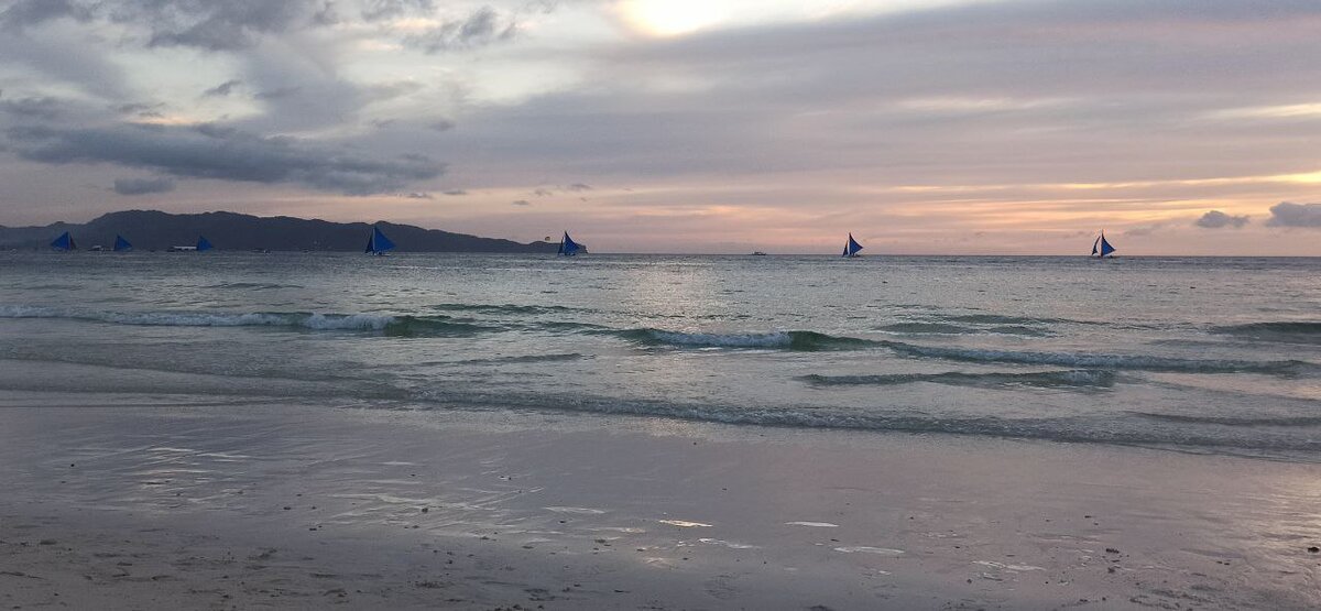 Белый пляж Боракая на третьей станции, где мы жили, с парусниками