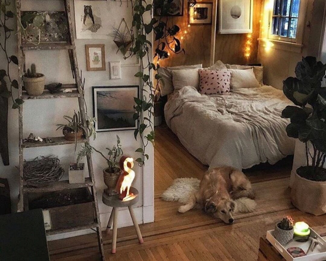 Она небольшая но уютная. Уютный интерьер. Милые уютные комнаты. Уютная маленькая спальня. Уютный интерьер маленькой квартиры.