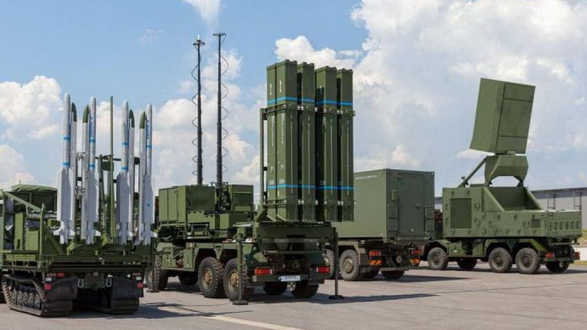 Слева ЗРК IRIS-T SLS (RBS-98) для шведской армии, далее компоненты комплекса IRIS-T SLM: пусковая установка, командный пункт и радиолокационная станция. Источник фото: missilery.info