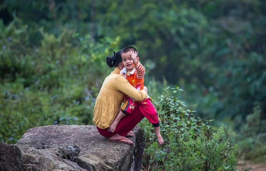 Если в глухой деревне живет женщина с ребенком, свою фамилию она вам не скажет