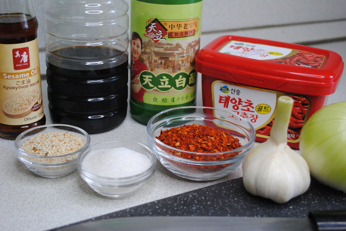 Слева направо: темное кунжутное мало, соевый соус, рисовый укусу, перцовая паста