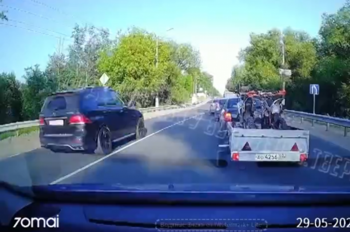    В Твери автомобиль объехал пробку на большой скорости по «встречке»