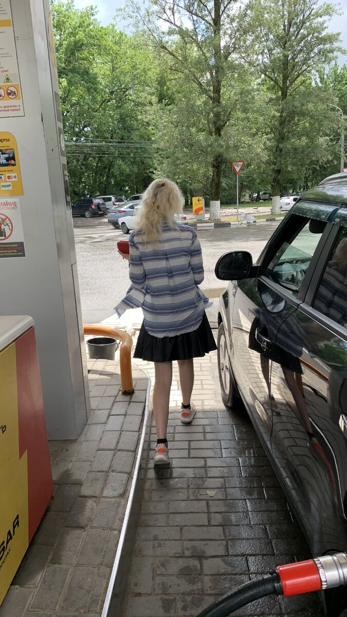 Алёна на заправке) Машина тоже кушать хочет.