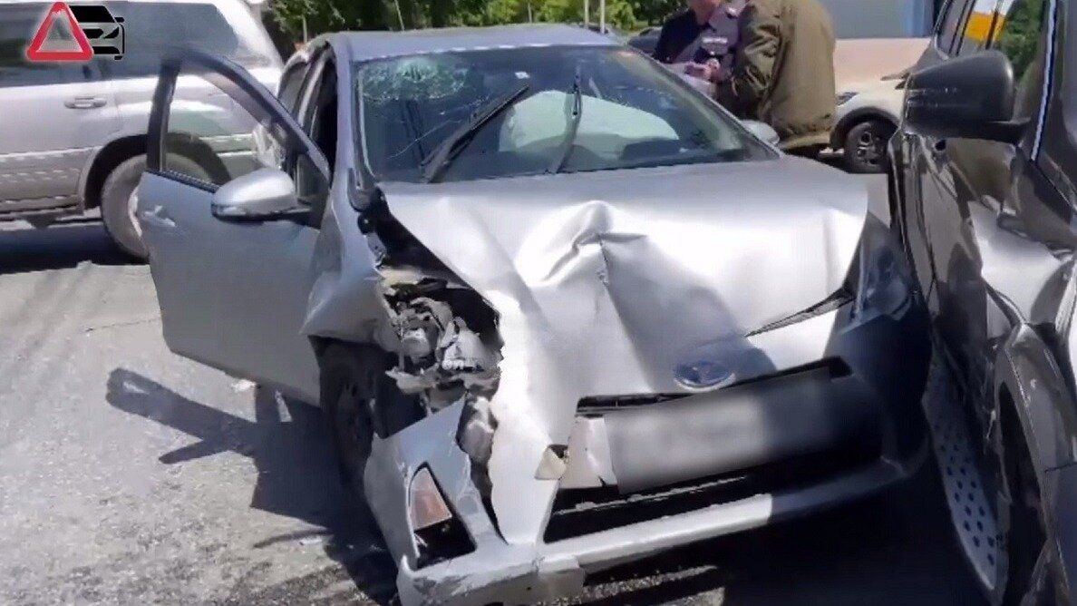     Свой вклад в городские пробки внес водитель Mercedes, который врезался в такси в районе Дальзавода во Владивостоке.