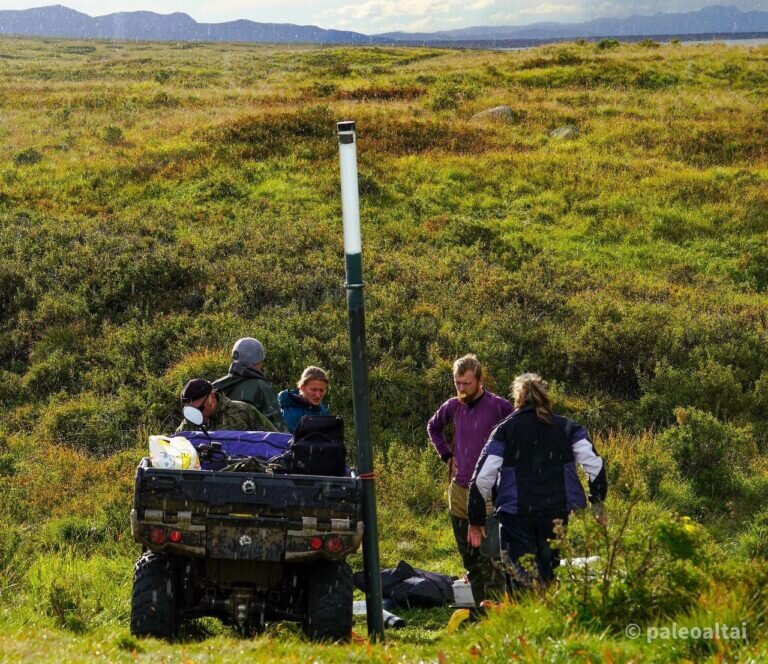    Исследовательская группа и керн донных отложений озера / ©Наталия Рудая