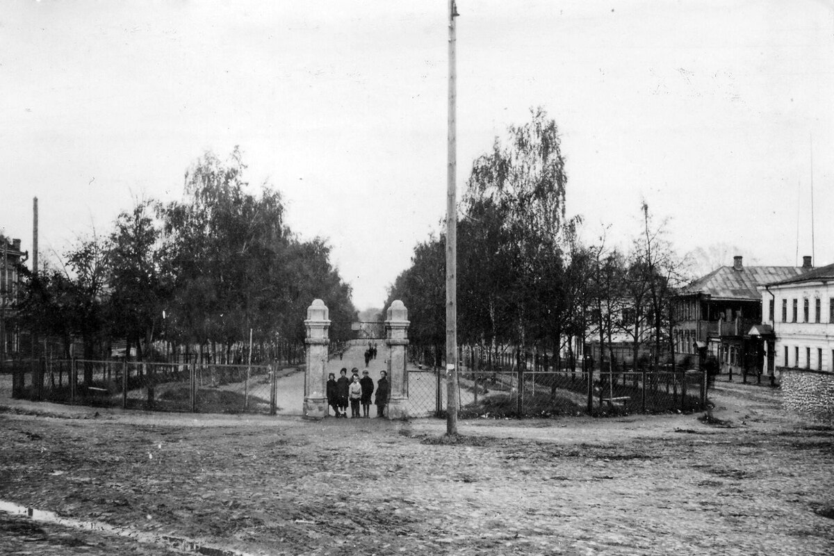 Звездинский сквер после засыпки пруда, начало XX века, фото сайта pastvu.com