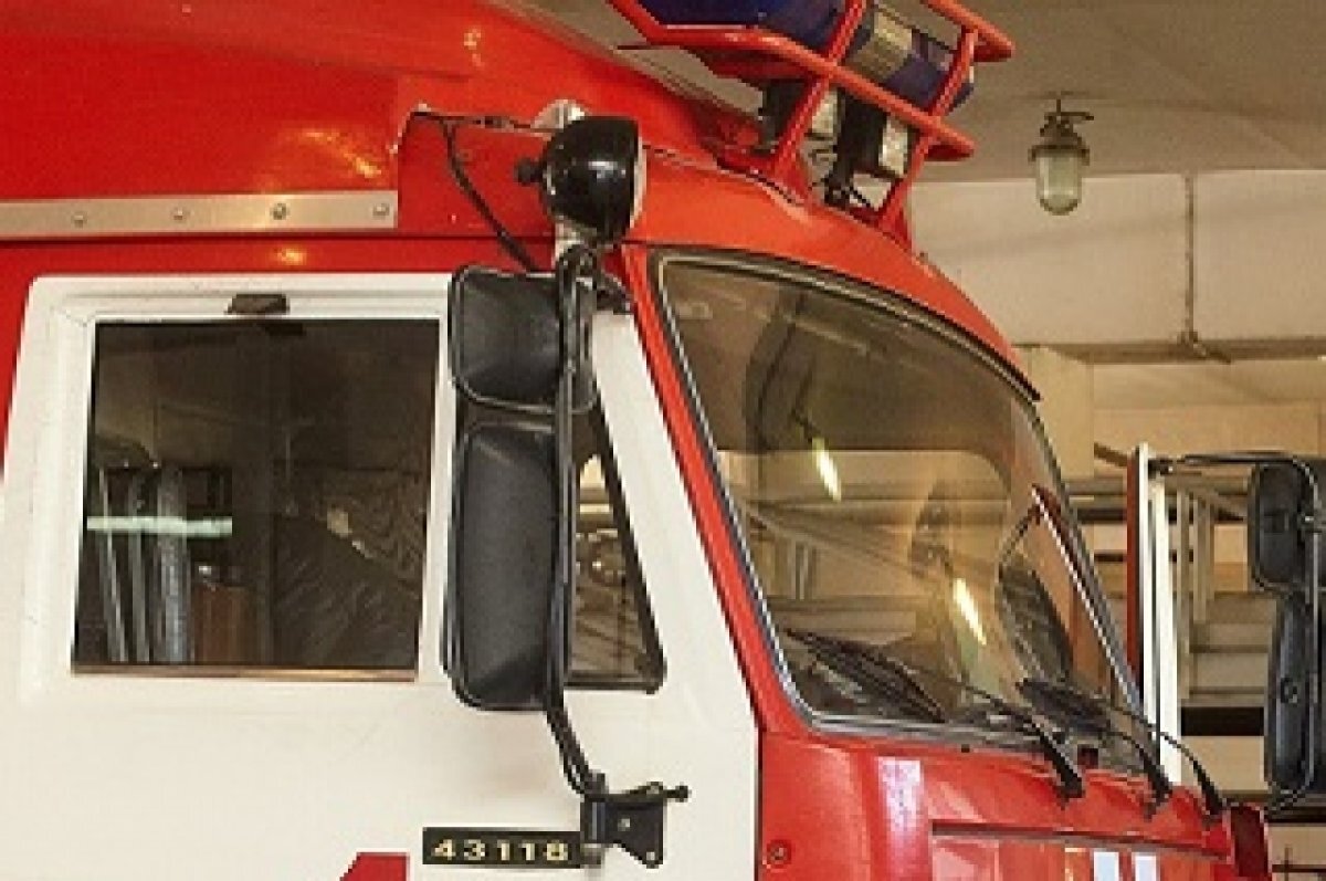    В Омске в микрорайоне «Авиагородок» рядом со школой загорелось здание