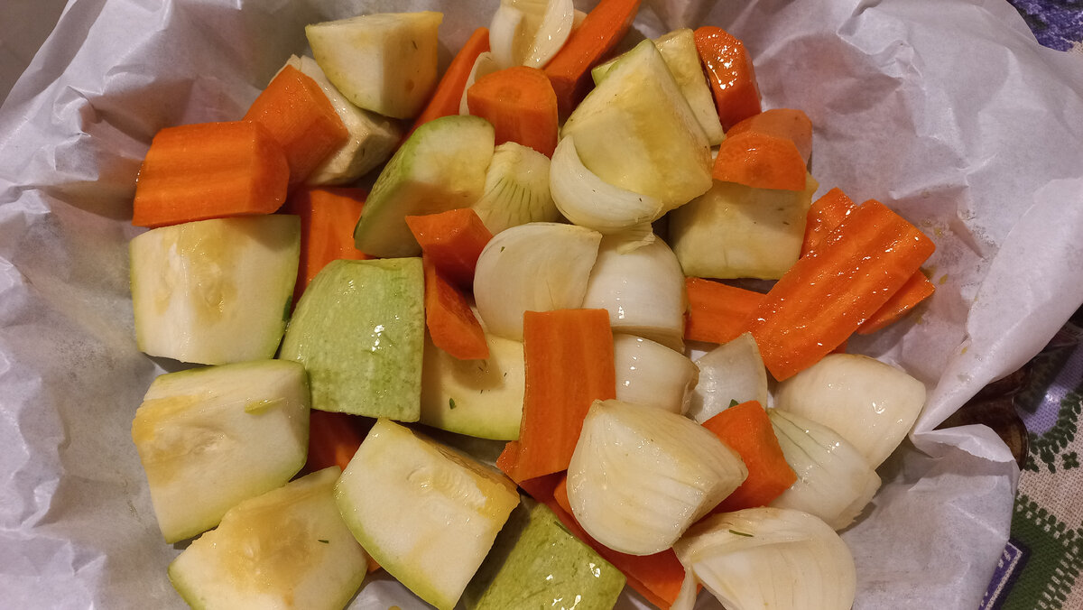 Овощи выложила на пергаментную бумагу.